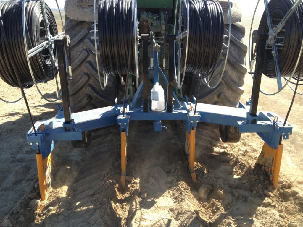 Maquina-instalando-riego-goteo-enterrado-1