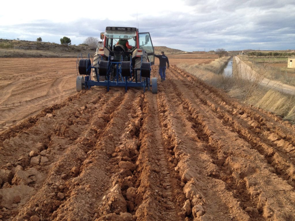 Maquina-instalando-riego-goteo-enterrado-2